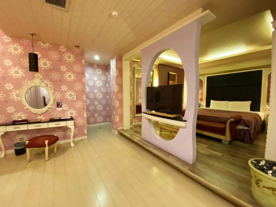 Bed, TV and multimedia, Living room, Photo of the whole room, Bedroom