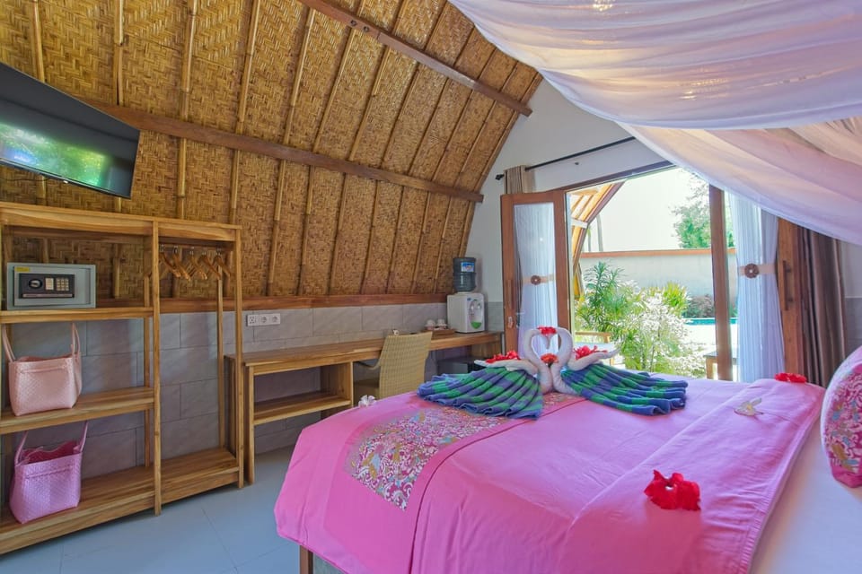 Bed, TV and multimedia, Photo of the whole room, Bedroom