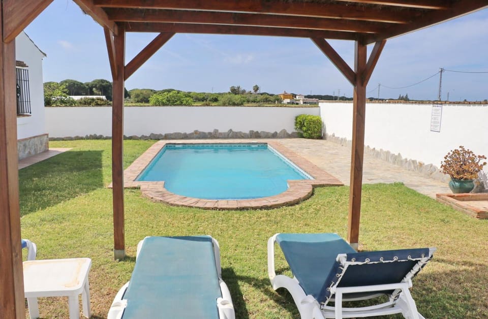 Swimming pool, sunbed