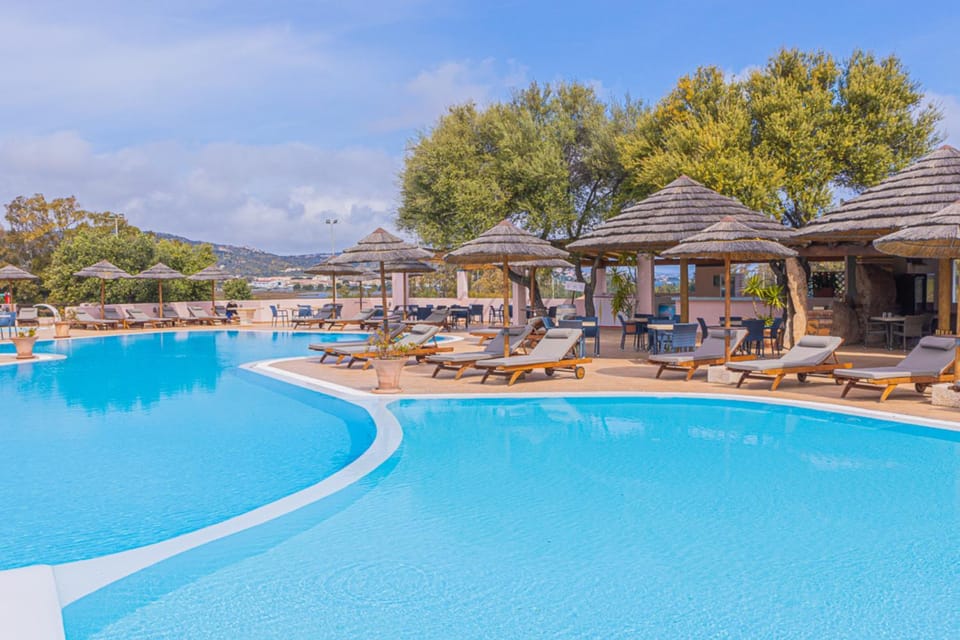 Swimming pool, sunbed