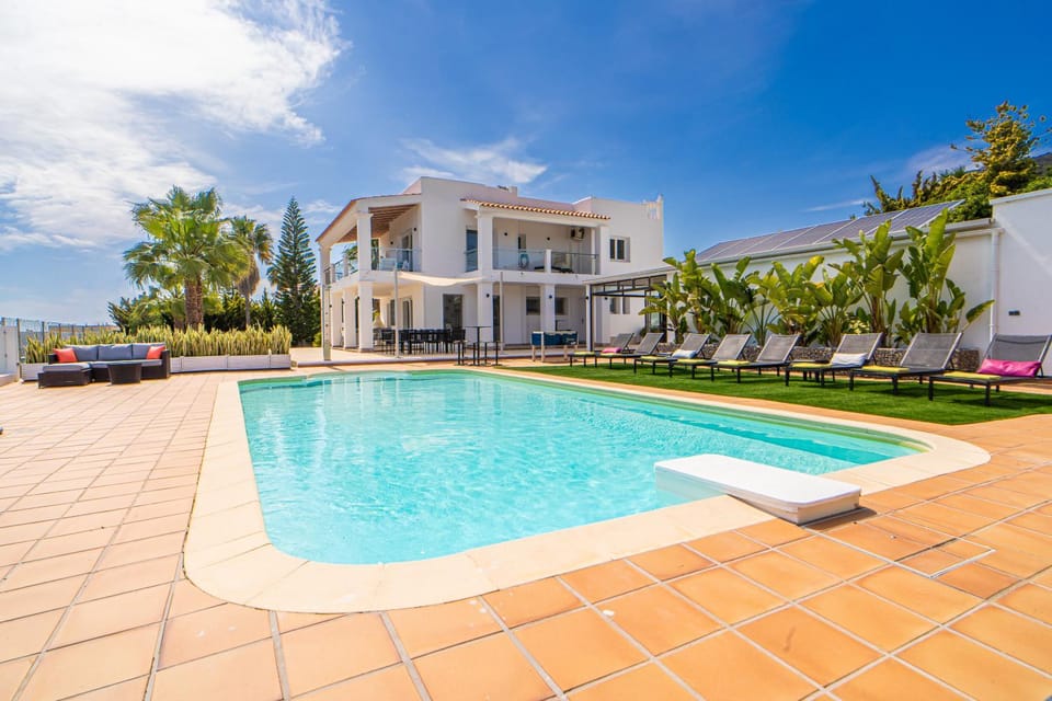 Property building, Day, Pool view, Swimming pool, sunbed