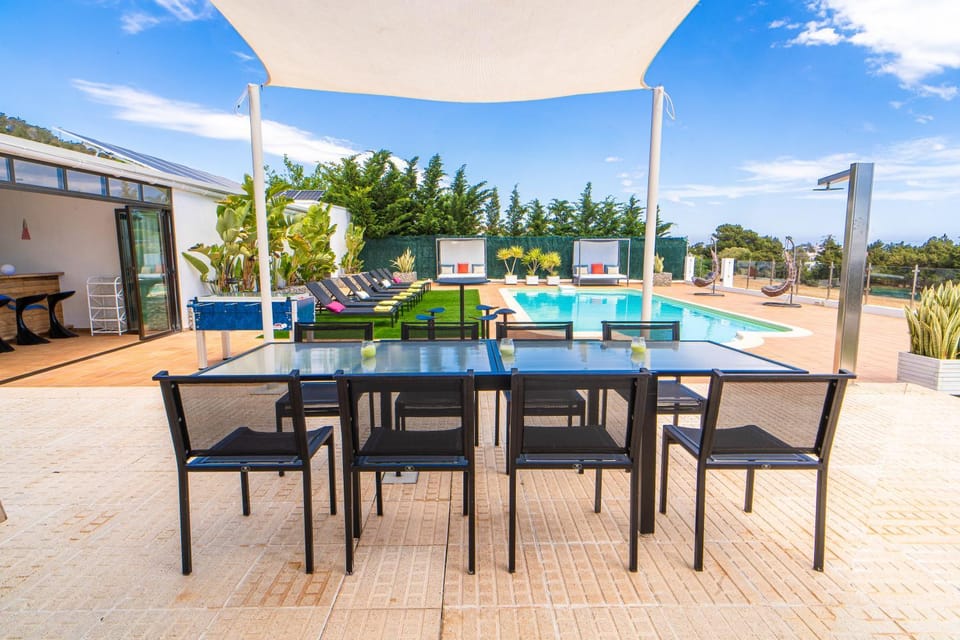 Day, Dining area, Pool view, Swimming pool, sunbed
