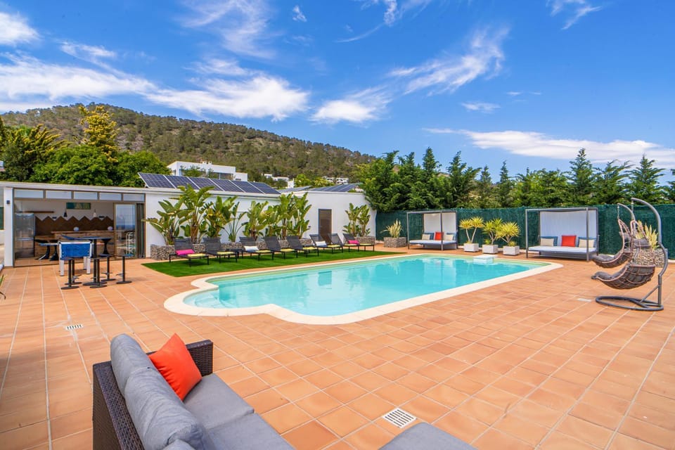 Day, Natural landscape, Mountain view, Swimming pool, sunbed