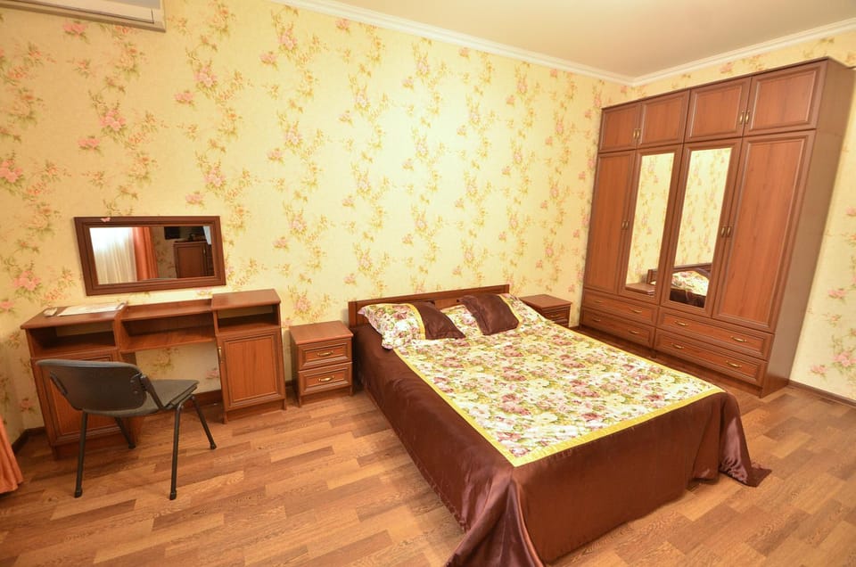Bed, Photo of the whole room, Decorative detail, Decorative detail, Bedroom