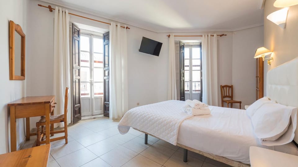 Bed, TV and multimedia, Photo of the whole room, towels