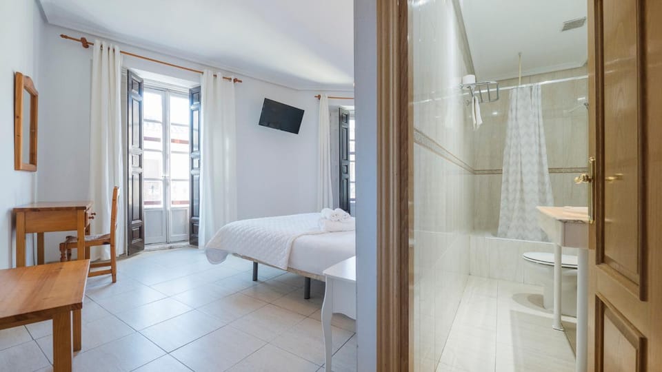 Bathroom, TV and multimedia, Photo of the whole room, Bedroom
