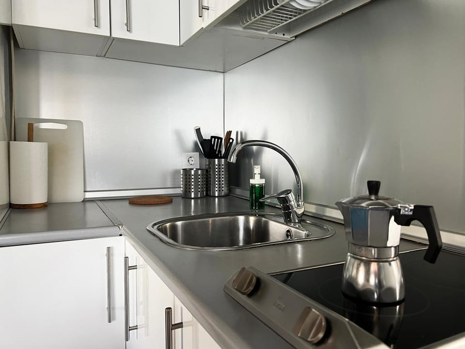 Coffee/tea facilities, Kitchen or kitchenette, Decorative detail, minibar, stove, toaster