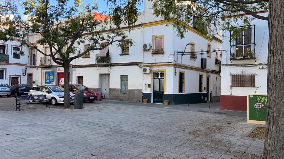 Property building, Facade/entrance, Off site, Day, Neighbourhood, Other, Street view, Location