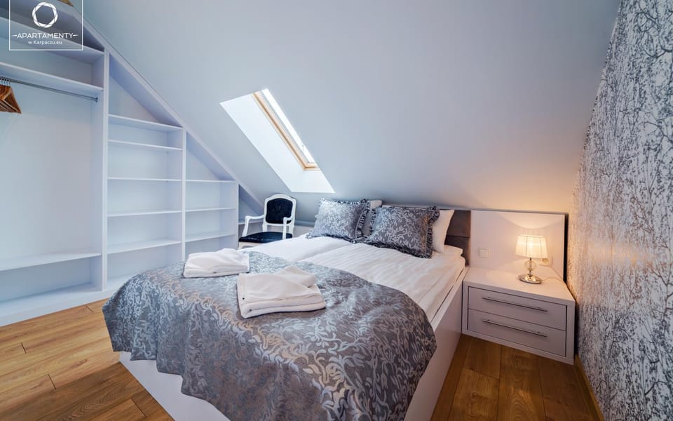 Bed, Photo of the whole room, Bedroom, towels