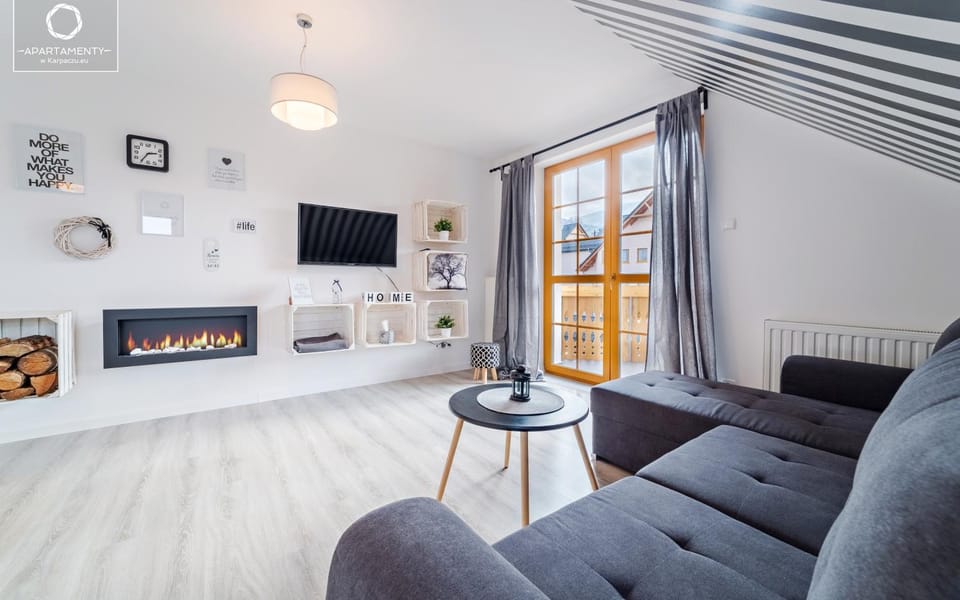 TV and multimedia, Living room, Seating area, fireplace