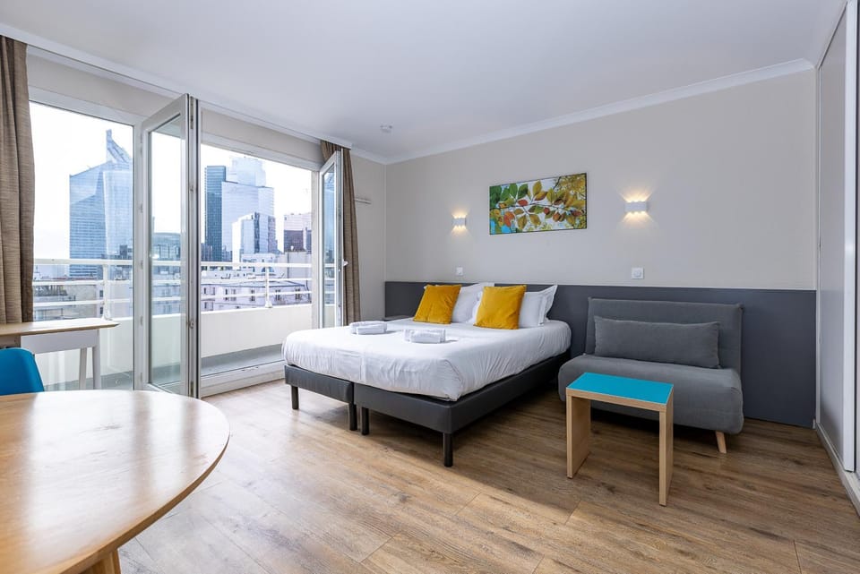 Bed, Balcony/Terrace, Photo of the whole room, Bedroom, City view