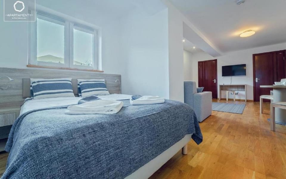 Bed, TV and multimedia, Photo of the whole room, Bedroom, towels