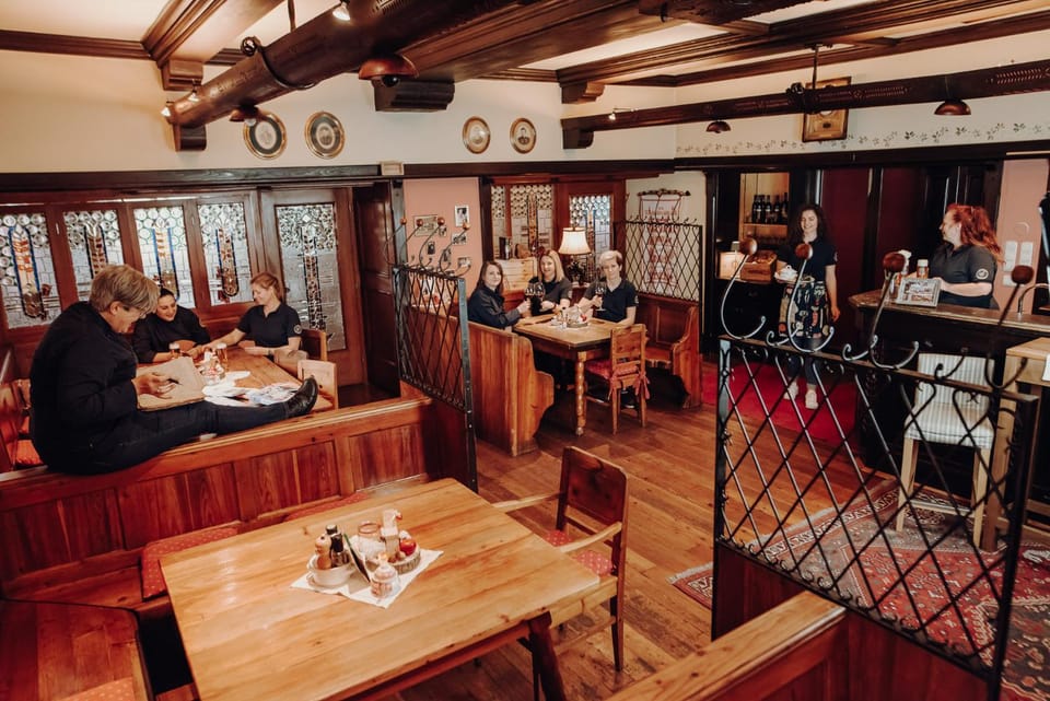 Restaurant/places to eat, People, Food and drinks