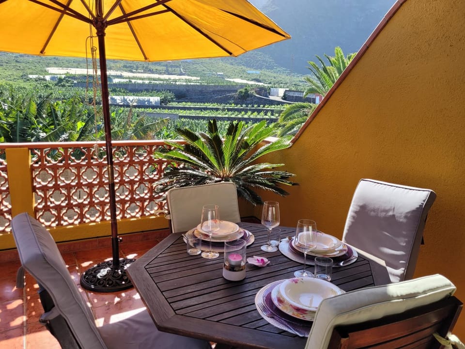 Natural landscape, View (from property/room), Balcony/Terrace, Dining area, Mountain view