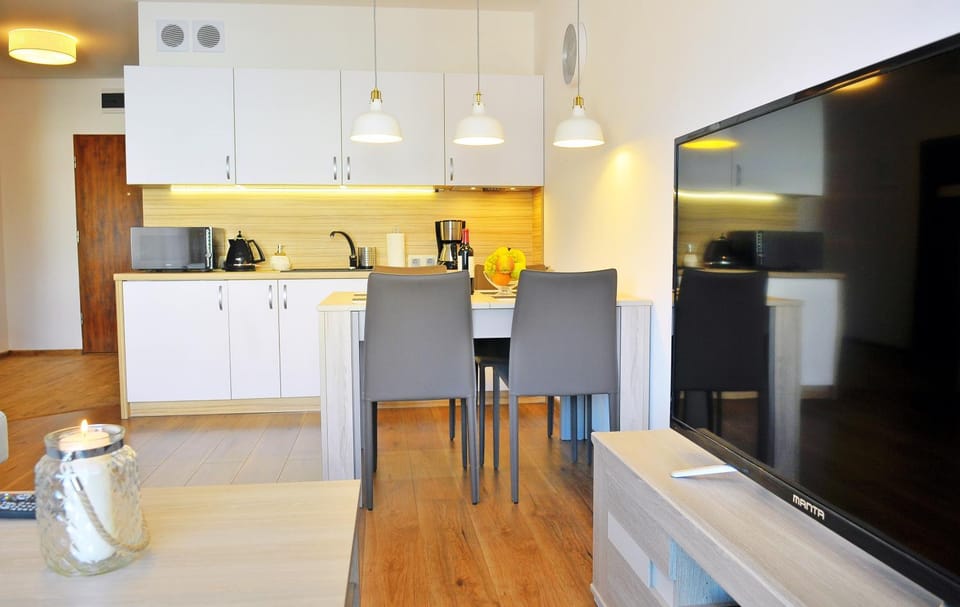 TV and multimedia, Coffee/tea facilities, Kitchen or kitchenette, Living room, Seating area, Dining area