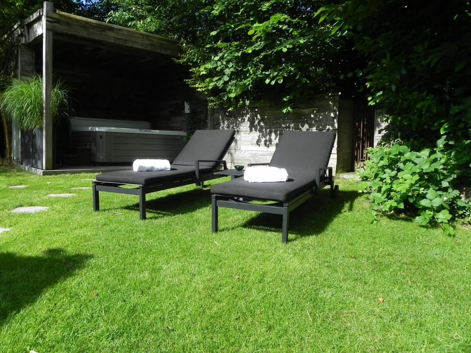 Garden, Hot Tub
