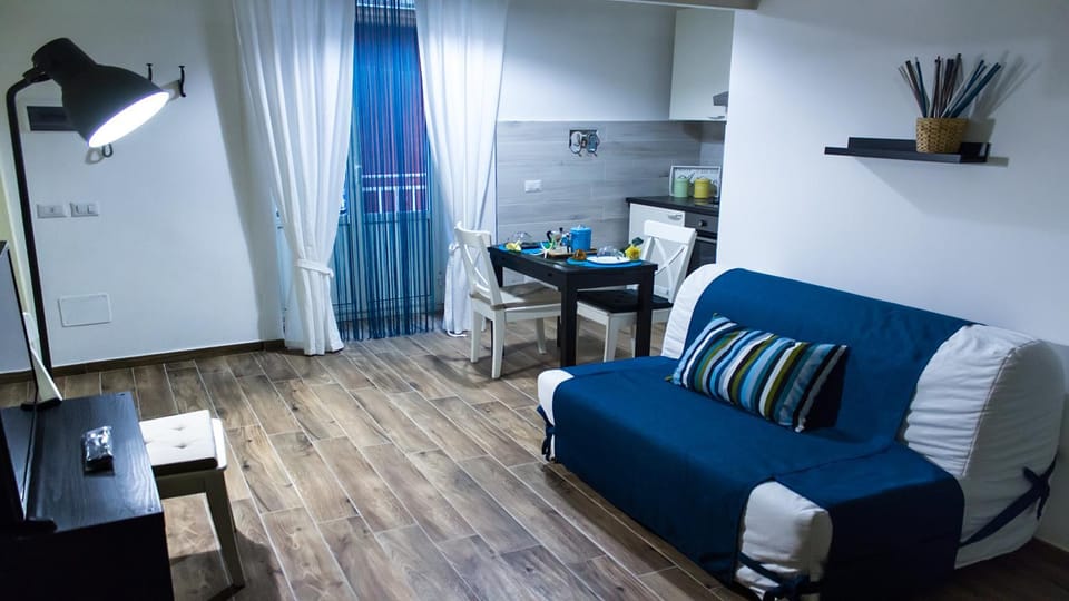 Communal lounge/ TV room, TV and multimedia, Living room, Dining area, Communal kitchen, Family