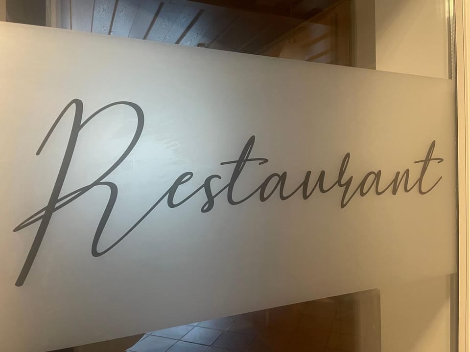 Restaurant/places to eat, Banquet/Function facilities, Breakfast