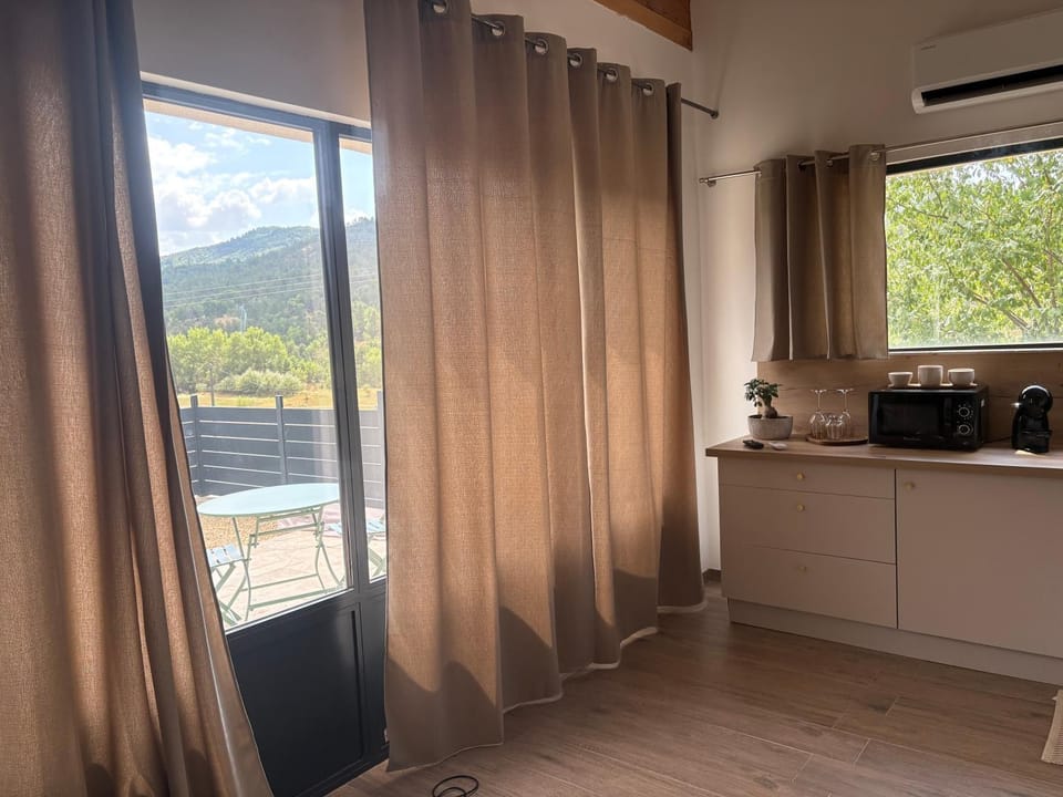 Natural landscape, Coffee/tea facilities, Kitchen or kitchenette, Dining area, Mountain view