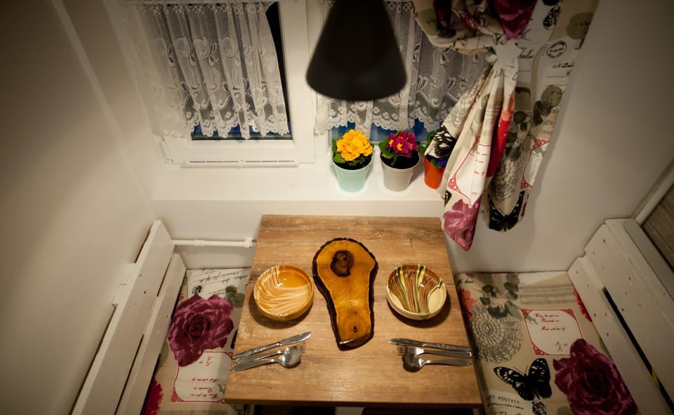 Communal kitchen, Food