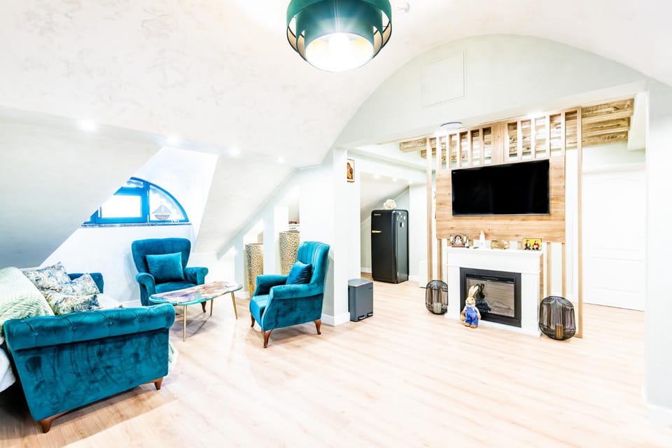TV and multimedia, Living room, Seating area, Evening entertainment