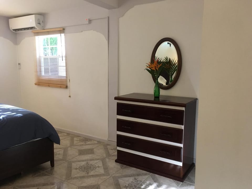 One Hamilton Place - Emerald Apartment in Caribbean