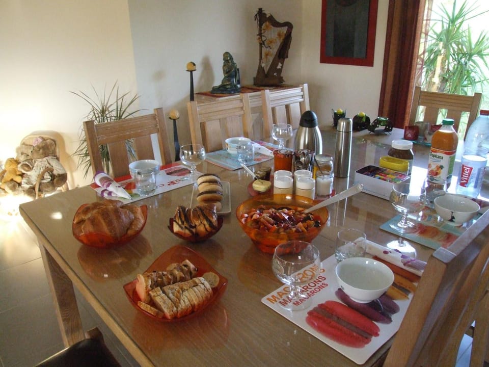 Dining area, Continental breakfast