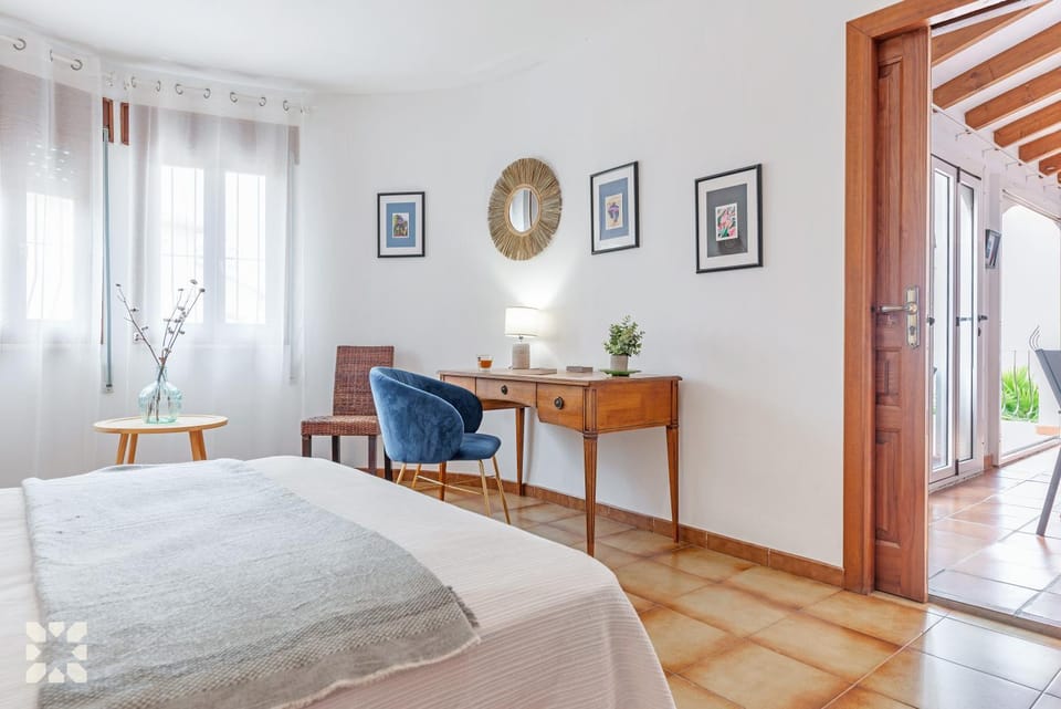 Bed, Living room, Photo of the whole room, Seating area, Bedroom