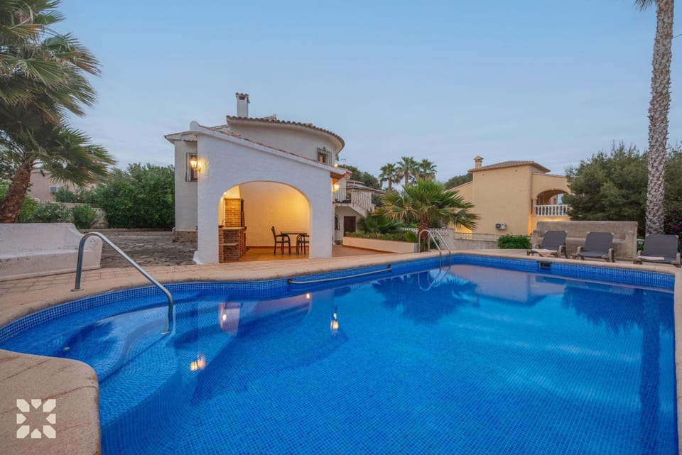 Property building, Day, Pool view, Swimming pool, sunbed