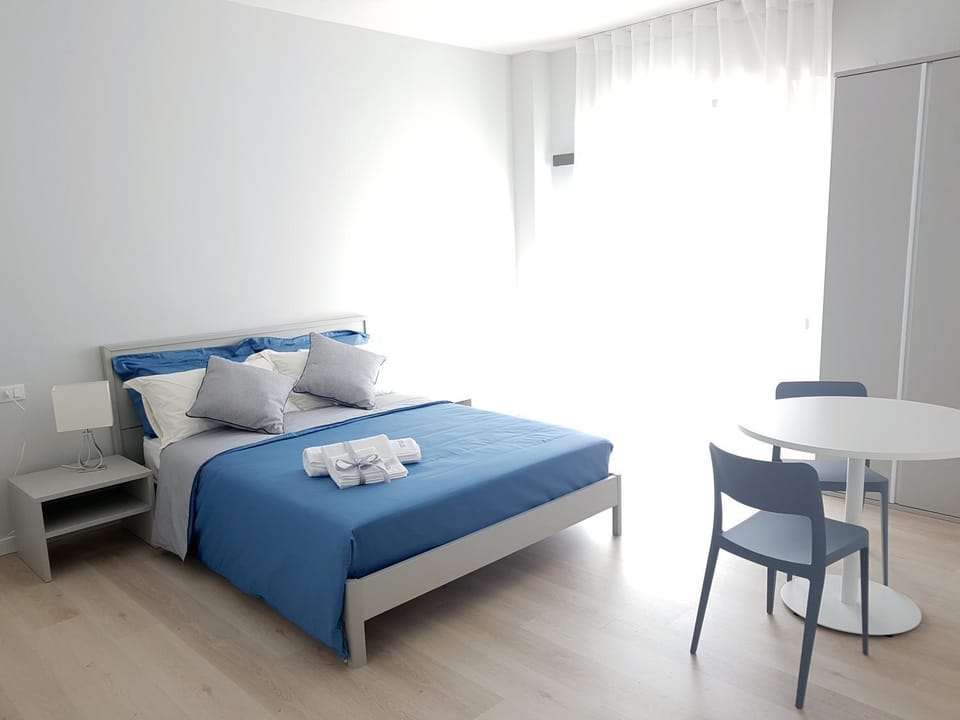 Bed, Photo of the whole room, Seating area, Dining area, Bedroom, towels