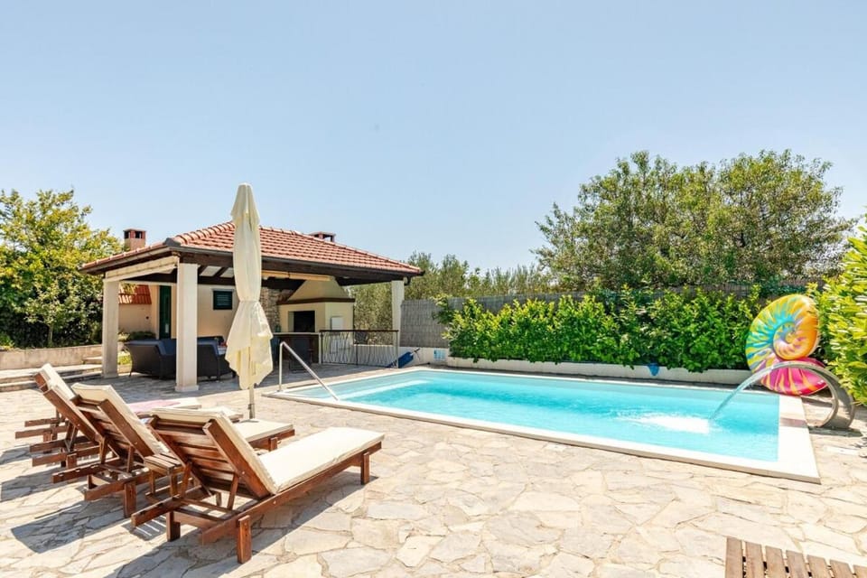 Patio, Day, Garden view, Pool view, Swimming pool, sunbed