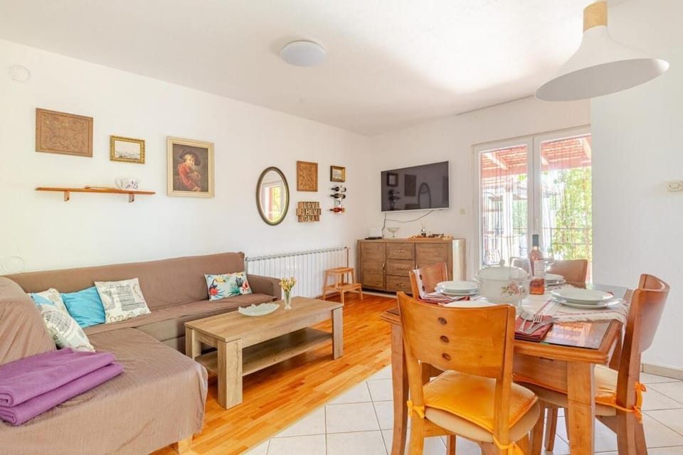 TV and multimedia, Living room, Seating area, Dining area