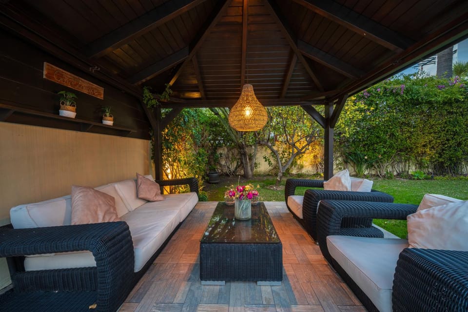 Property building, Balcony/Terrace, Seating area