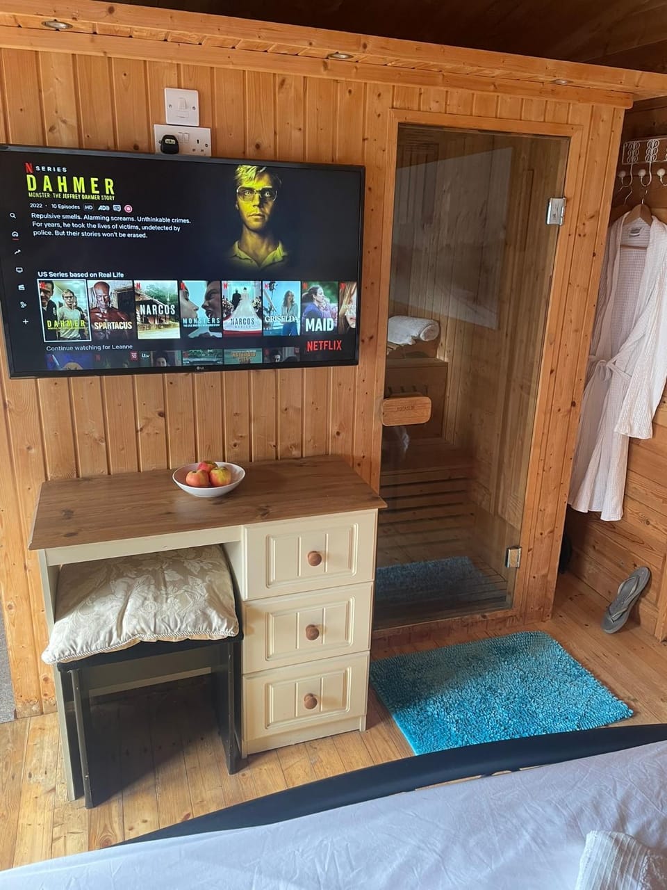 Rustic Chalet Superking bed Free Sauna Jacuzzi Spa Wifi Netflix Parking Bed and Breakfast in Northern Ireland