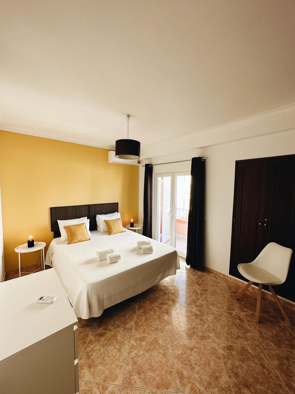 Bed, Photo of the whole room, Bedroom, towels