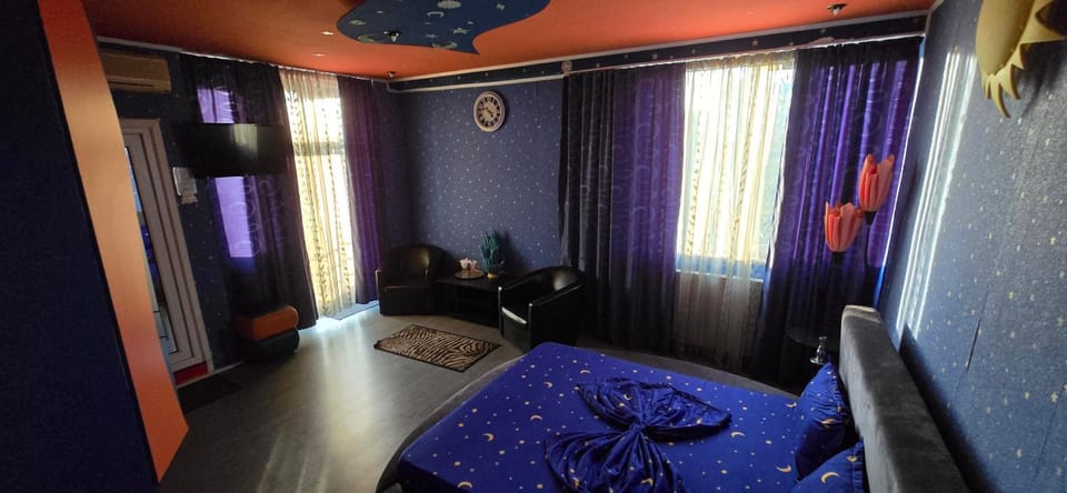 Bed, TV and multimedia, Photo of the whole room, Bedroom
