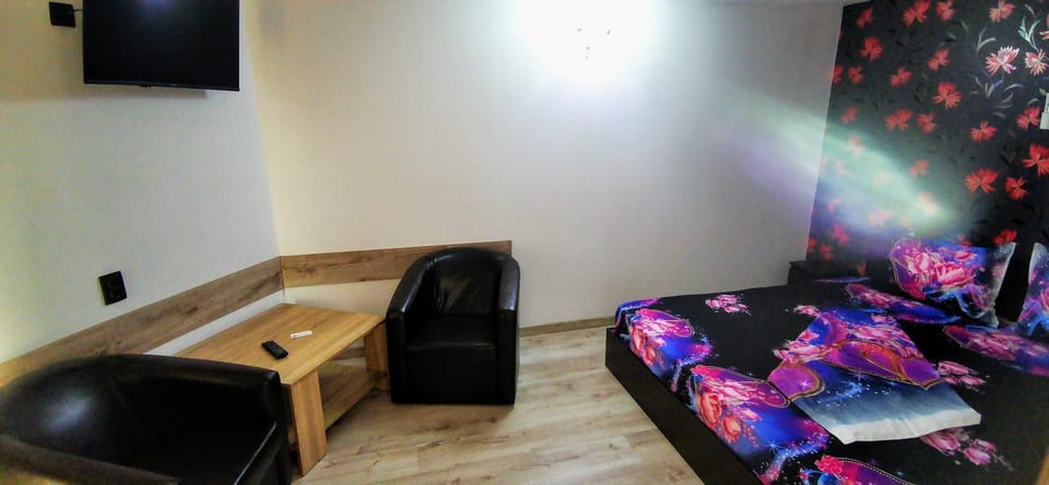Bed, TV and multimedia, Photo of the whole room, Bedroom