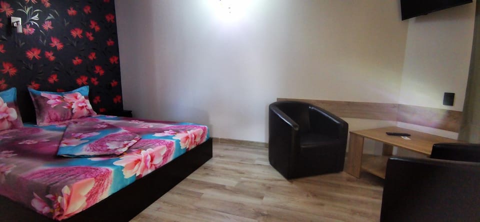 Bed, TV and multimedia, Photo of the whole room