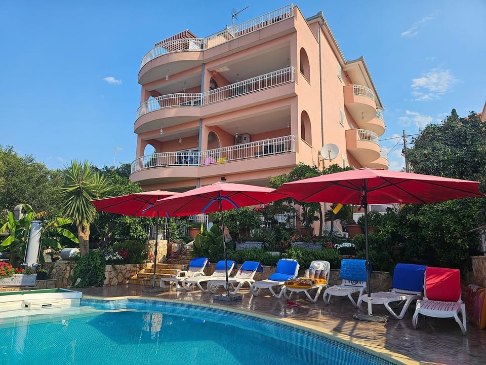 Property building, Patio, Garden, Garden view, Pool view, Swimming pool, sunbed
