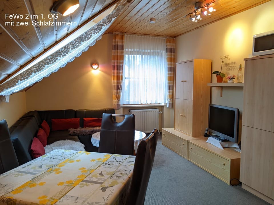 TV and multimedia, Living room, Seating area, Dining area