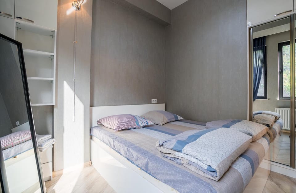 Bed, Bedroom, towels