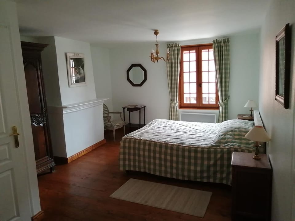Photo of the whole room, Quiet street view, Inner courtyard view