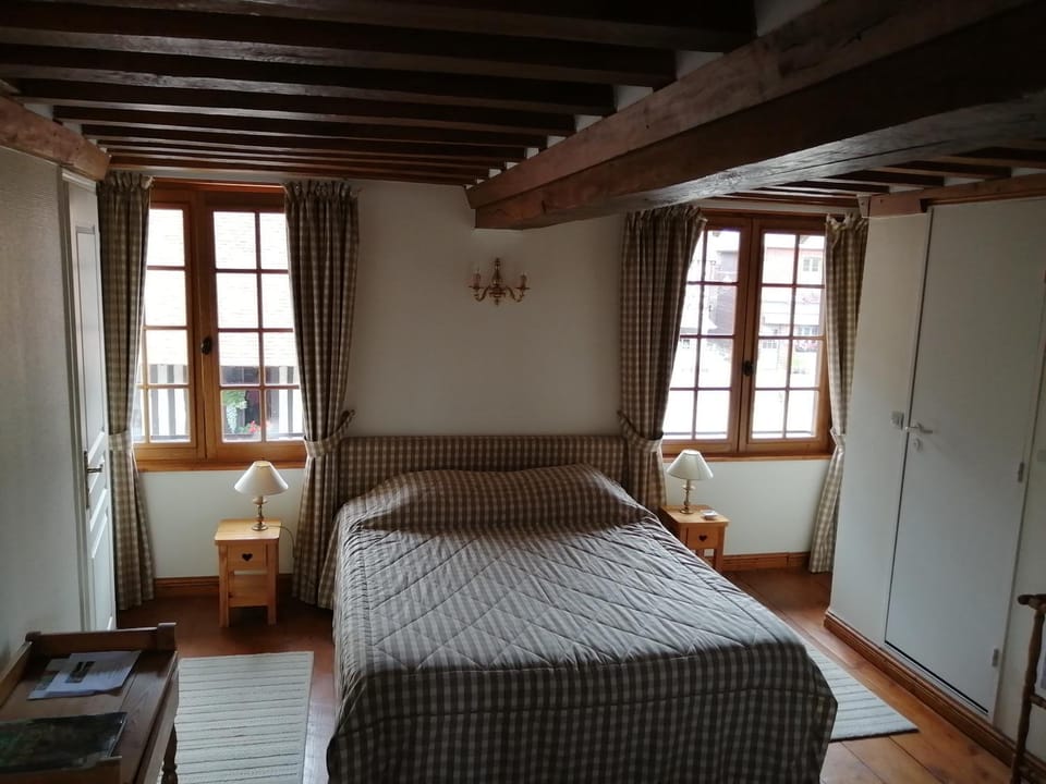 Bed, People, Photo of the whole room, Quiet street view