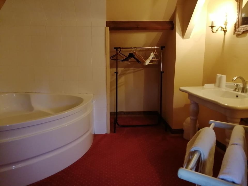 Bathroom, Inner courtyard view