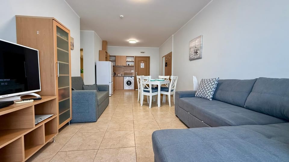 TV and multimedia, Kitchen or kitchenette, Living room, Seating area, Dining area
