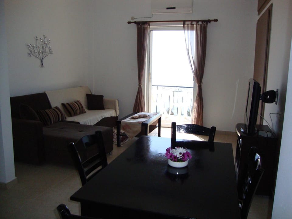 Communal lounge/ TV room, Balcony/Terrace, Living room