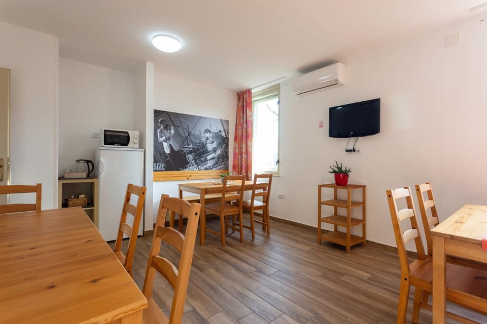 Communal lounge/ TV room, Communal lounge/ TV room, TV and multimedia, Kitchen or kitchenette, Kitchen or kitchenette, Seating area, Evening entertainment