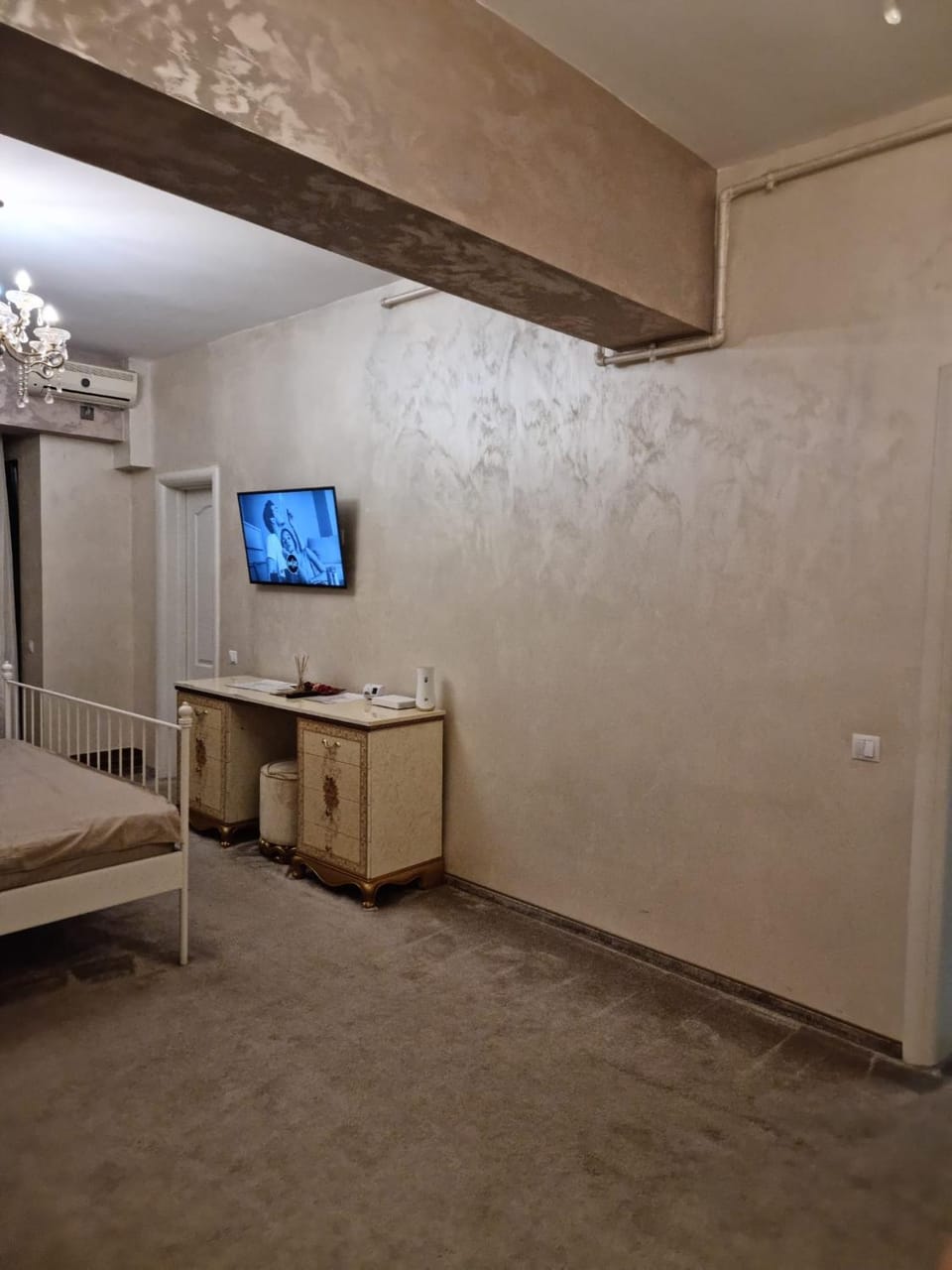 Bed, TV and multimedia, Photo of the whole room, Seating area, Bedroom