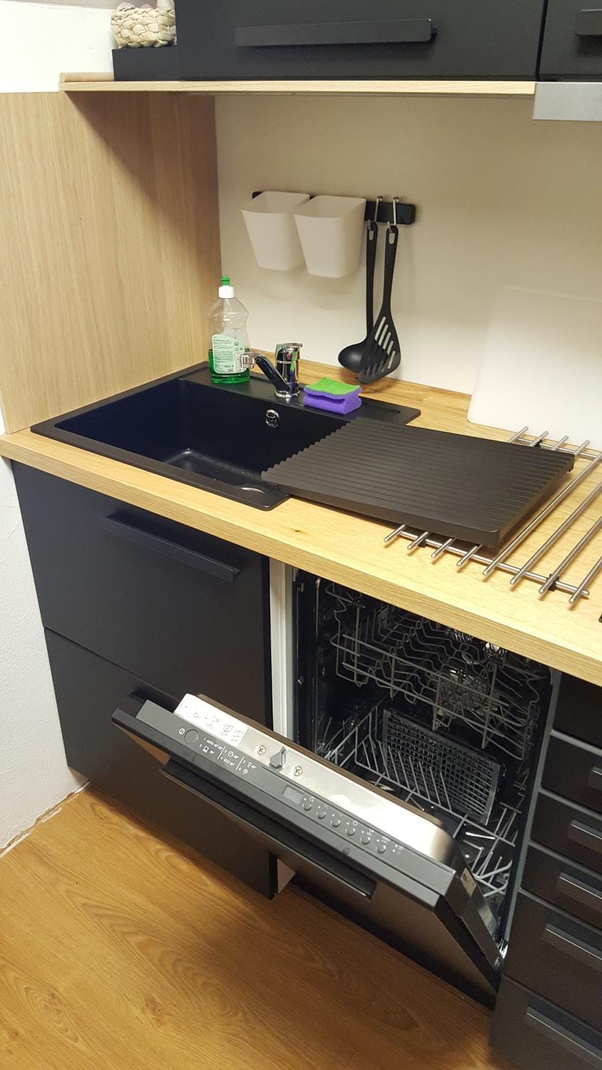 Kitchen or kitchenette, dishwasher