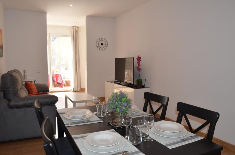 TV and multimedia, Living room, Seating area, Dining area
